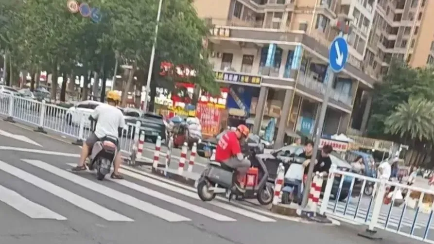 廣東外賣員與鐵騎士因路權問題生爭執　馬路中央對峙4小時惹熱議