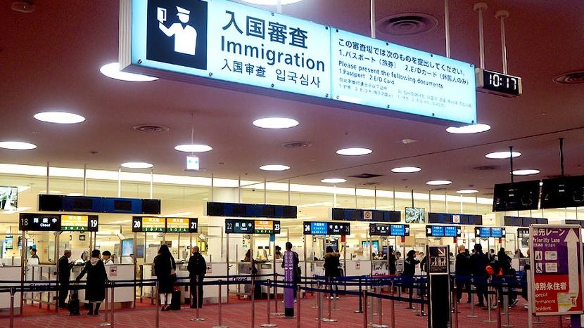 近年訪日旅客大增，為方便旅客入境，日本將擴大入境與海關審查「二合一」操作。(互聯網)
