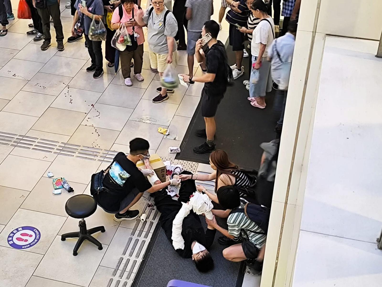 屯門良景廣場行劫手機店斬傷東主 17歲巴籍少年落網(更新)
