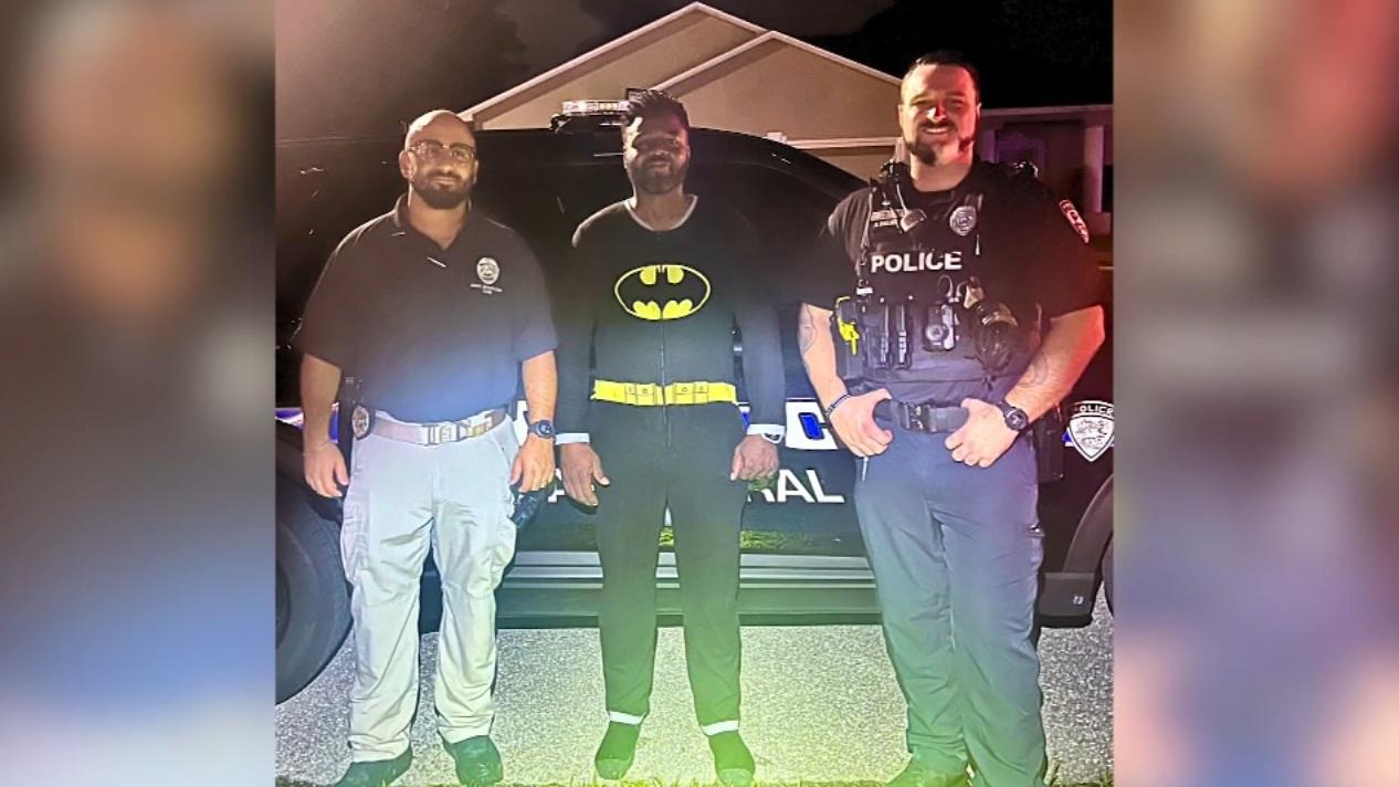 穿「蝙蝠俠」睡衣的邁韋特事後跟警員合照。(互聯網)