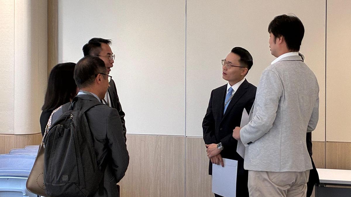 梁熙(右二)早前與香港正版正貨大聯盟會面。(梁熙FB)