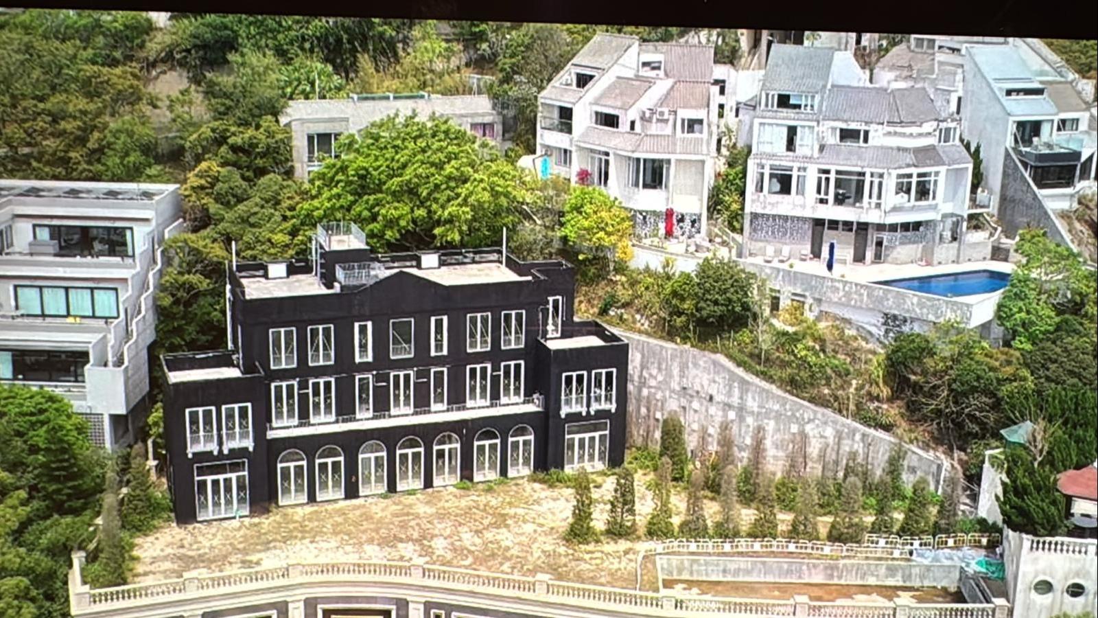 原由陳紅天或相關人士持有的山頂歌賦山道15號大屋，最新以約7.9億售出，9年帳面樓價狂跌約13.1億元，為近年港樓最大宗蝕讓成交。(資料圖片)