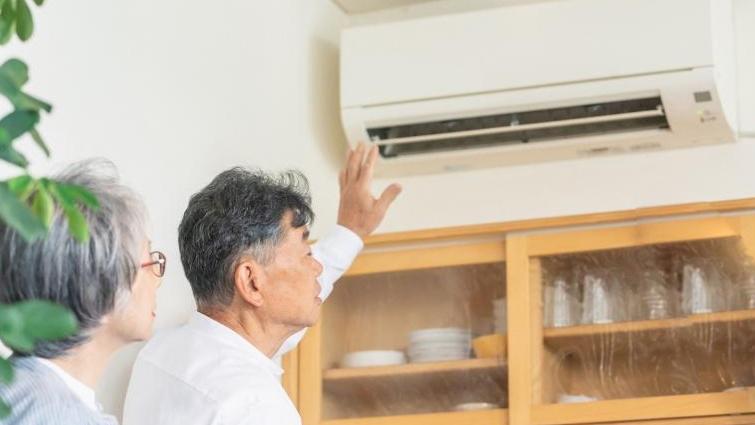 日本夏天酷熱，但不少老人家為了慳錢不開冷氣，增加中暑風險。(互聯網)