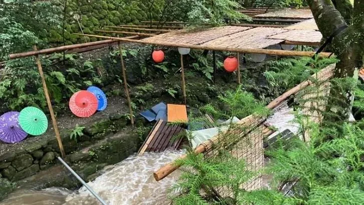 京都貴船川傳意外　特色川床倒塌6人落水