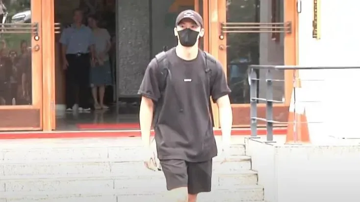 「台灣男神」許光漢6日退伍，他以一身休閒裝扮現身。（圖／中天新聞）