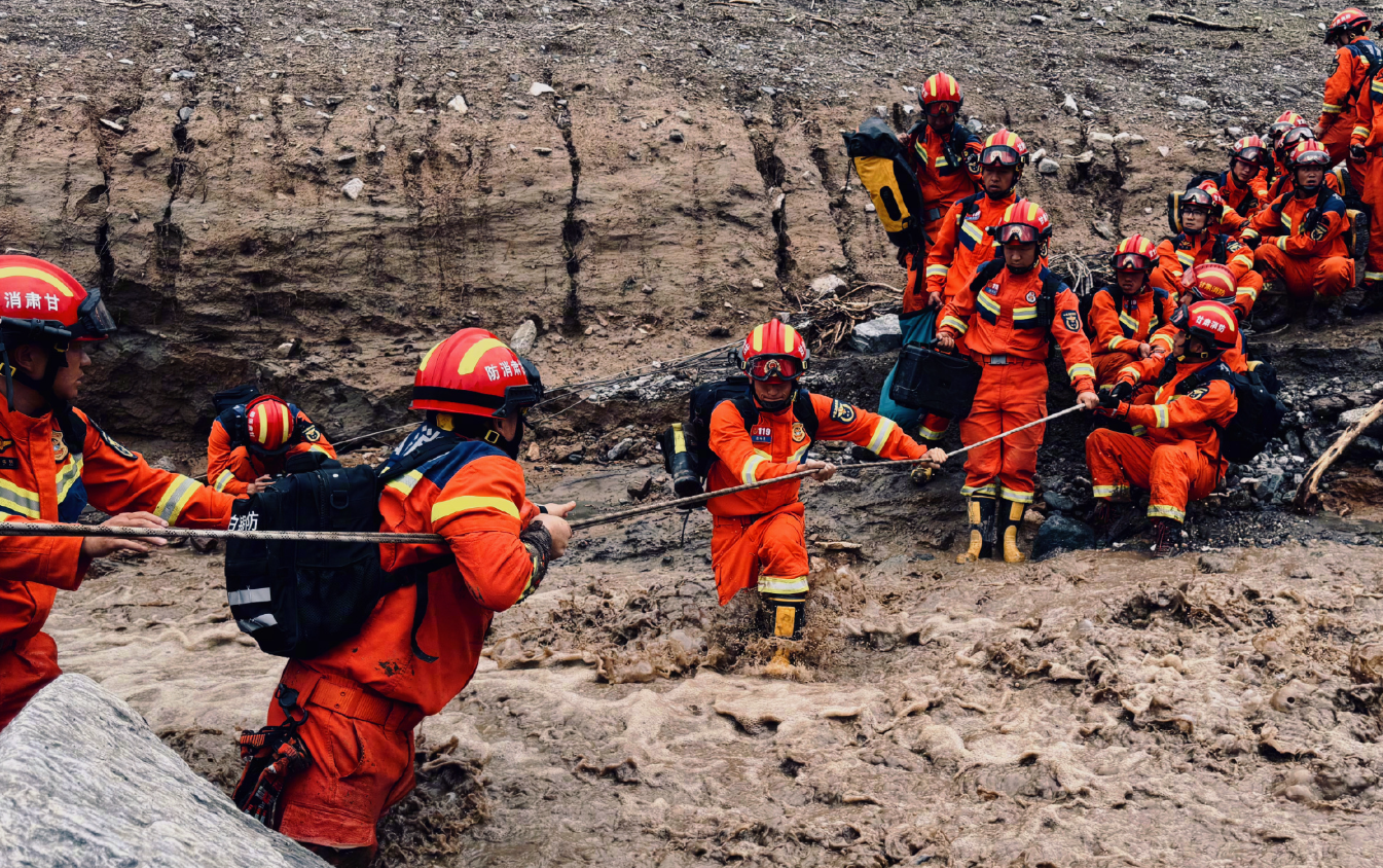 甘肅蘭州市榆中縣等地遭遇連續強降雨引發山洪災害。(中國消防微博圖片)