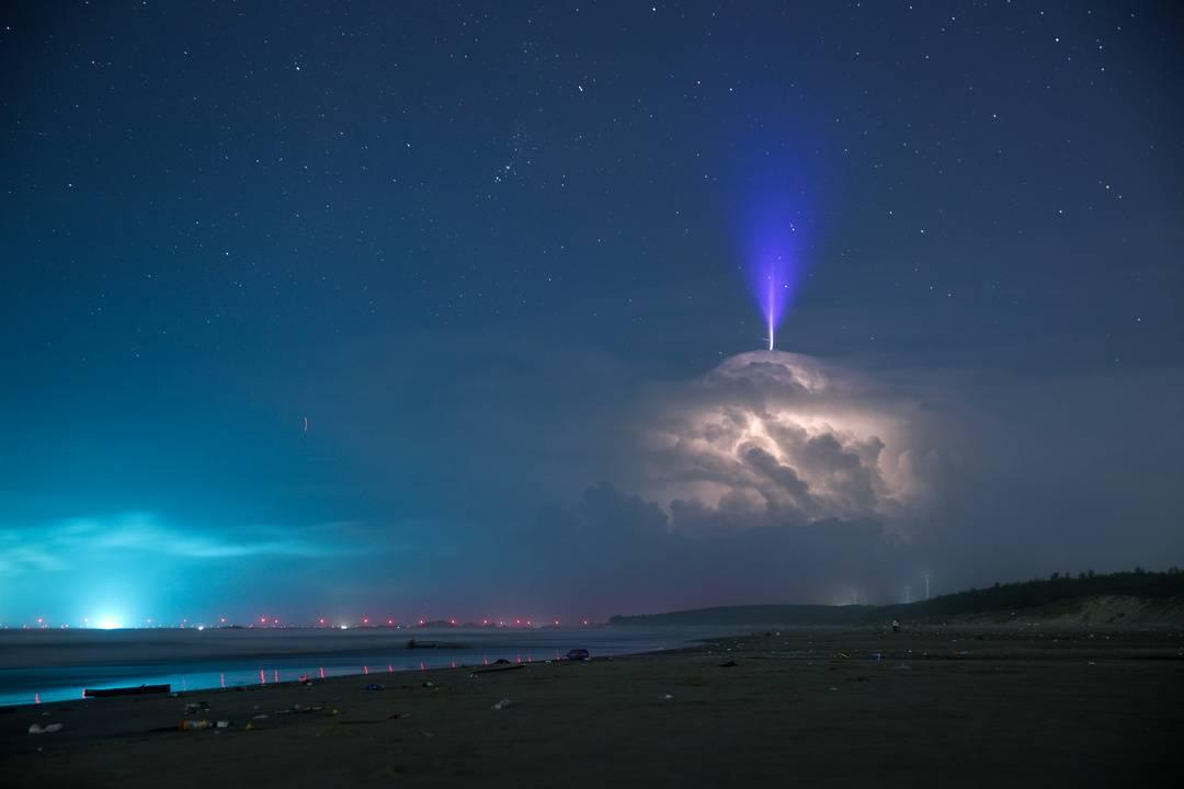 廣東汕尾陸豐市一處海灘本月出現罕見高空放電現象「藍色噴流閃電」，有攝影師捕捉清晰一刻，專家形容出現概率小於萬分之一，屬非常罕見的珍貴紀錄。(封面新聞/辛宏彪攝)