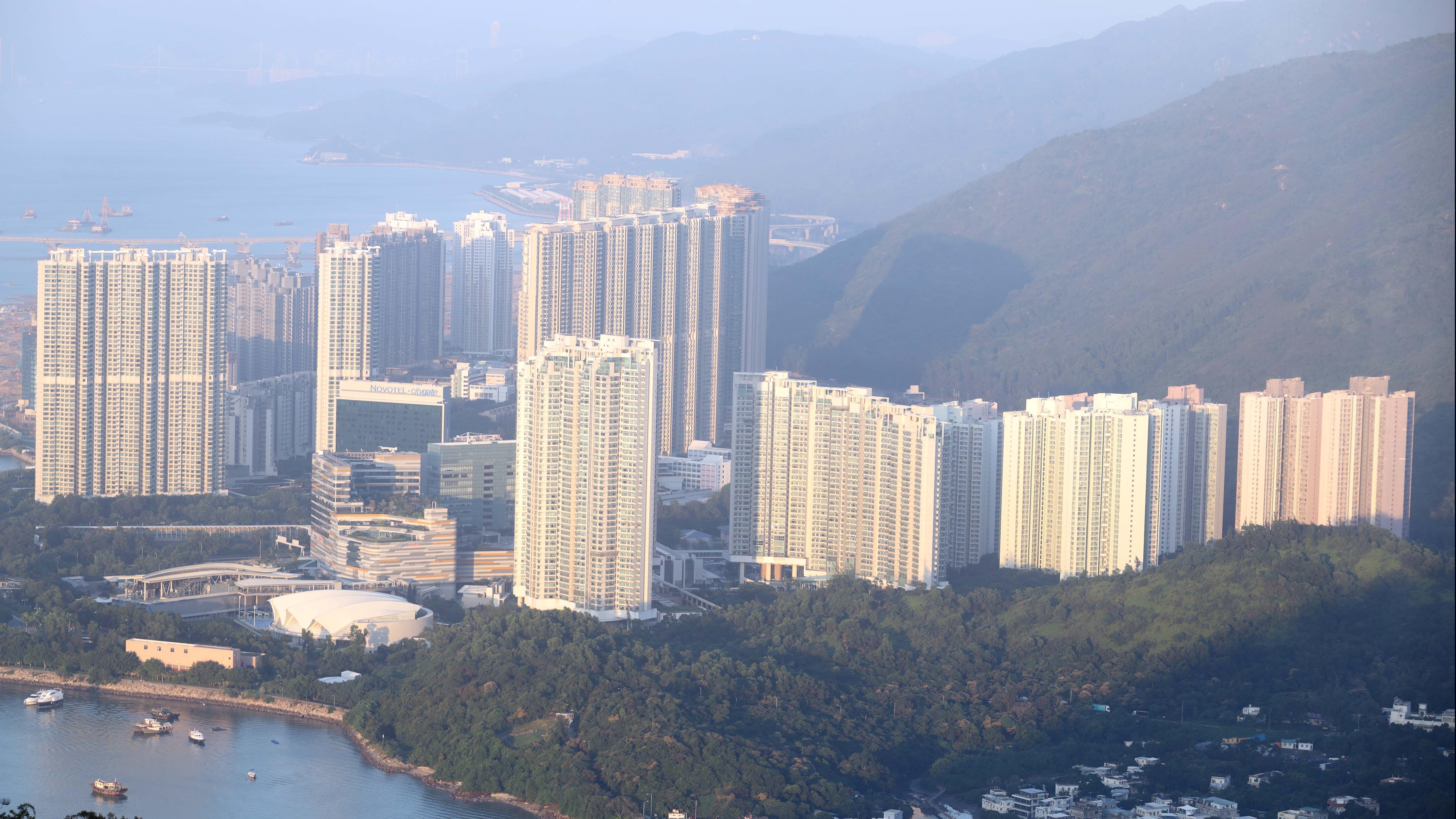 中原地產指，8月整體樓宇買賣回落約一成，惟美國聯儲局暗示9月或會減息 ，交投量有望企穩。(資料圖片)