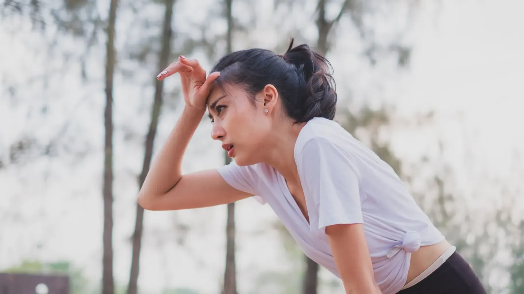 在高強度運動的狀態，只要溫度達到34°C，肝醣消耗率就顯著提升。楊承樺營養師表示，背後原因可能與高溫加上高強度運動，刺激更多腎上腺素分泌有關。