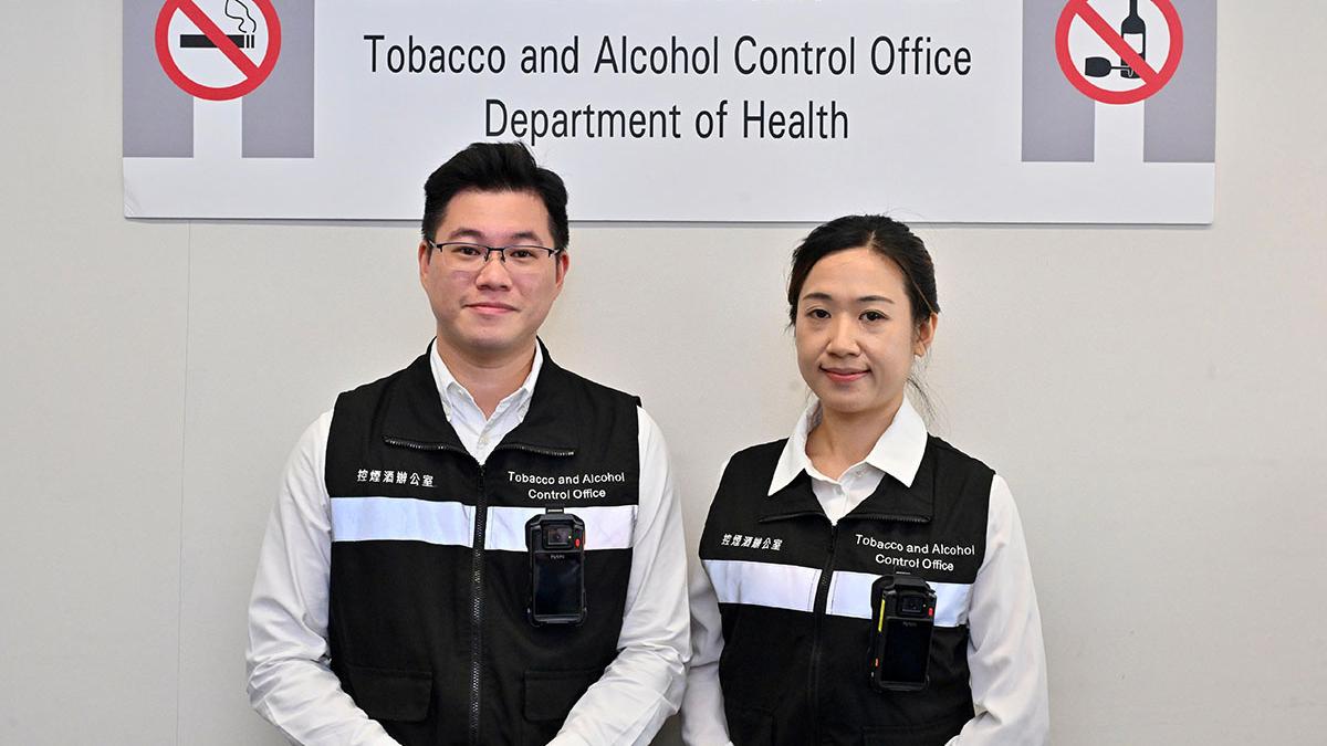 身穿制服控煙酒督察會把隨身攝錄機掛在身上當眼處，於執行職務時按需要記錄現場情況。(政府新聞處)