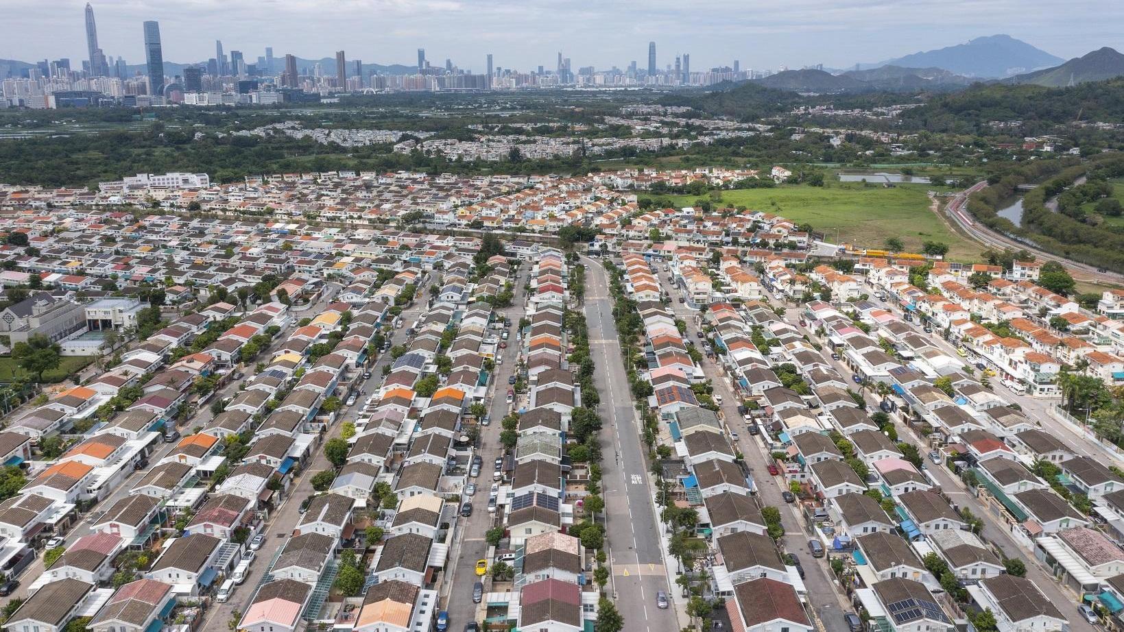 元朗錦繡花園本月開齋即見紅，雙號屋以1,000萬元蝕沽，4年貶值近22%。