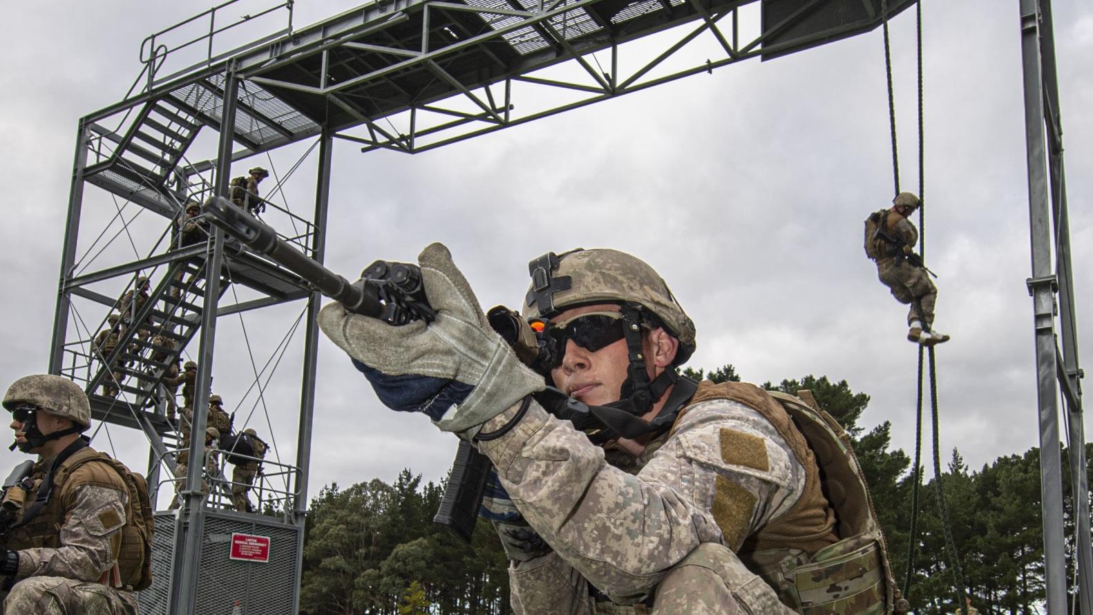 涉案軍人提供一份有關新西蘭北島林頓軍營(Linton Military Camp)弱點的評估報告。圖為士兵在該軍營做例行演練。(互聯網)