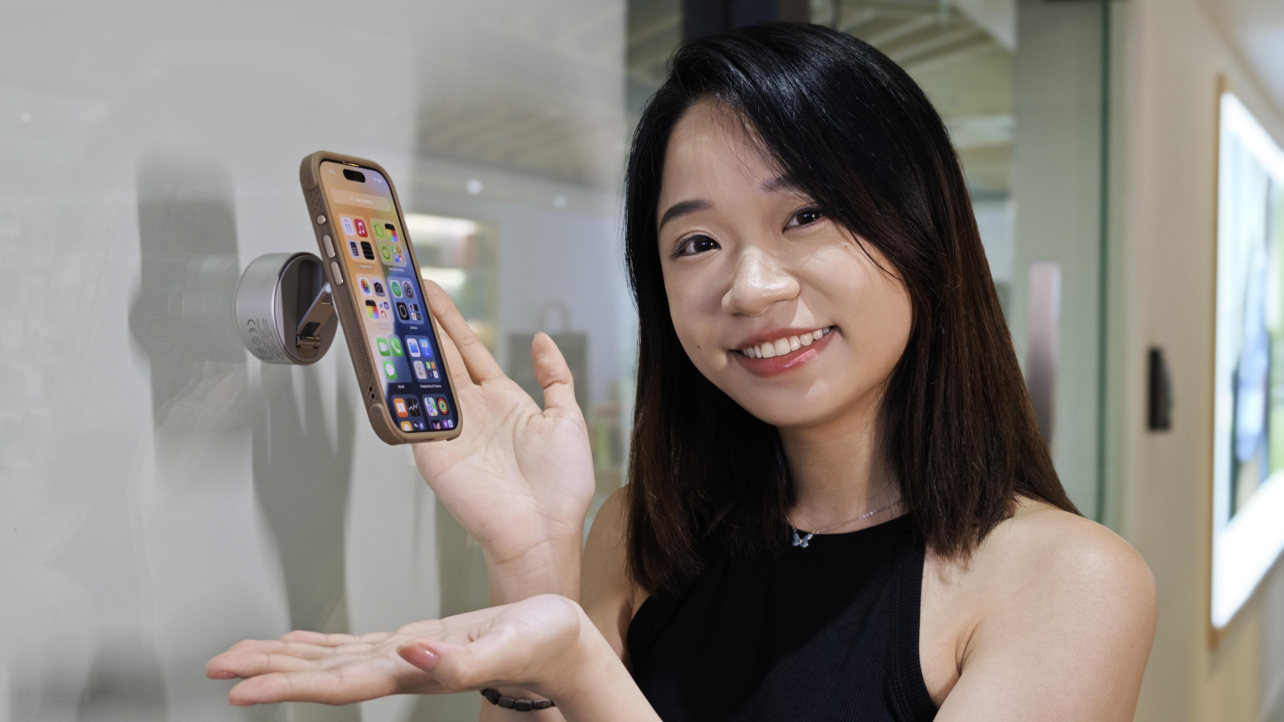 Momax全新手機配件　電動吸盤磁吸支架、雙平台兼容全球定位器