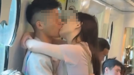 港鐵男女忘形激吻，網民揶揄「地鐵車廂內嚴禁飲食」(Threads影片截圖)