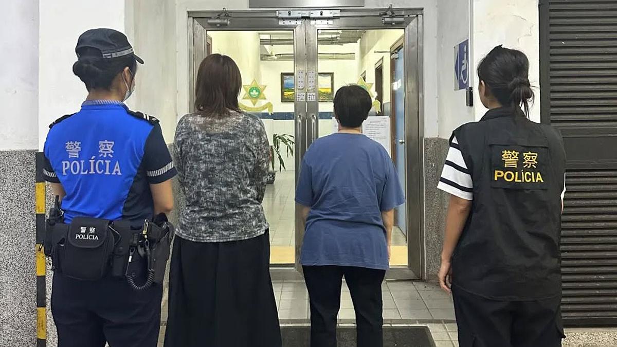 一對港人母女涉嫌在澳門的士拾獲手提電話並據為己有，再次入境時被捕。(澳門治安警察局FB)