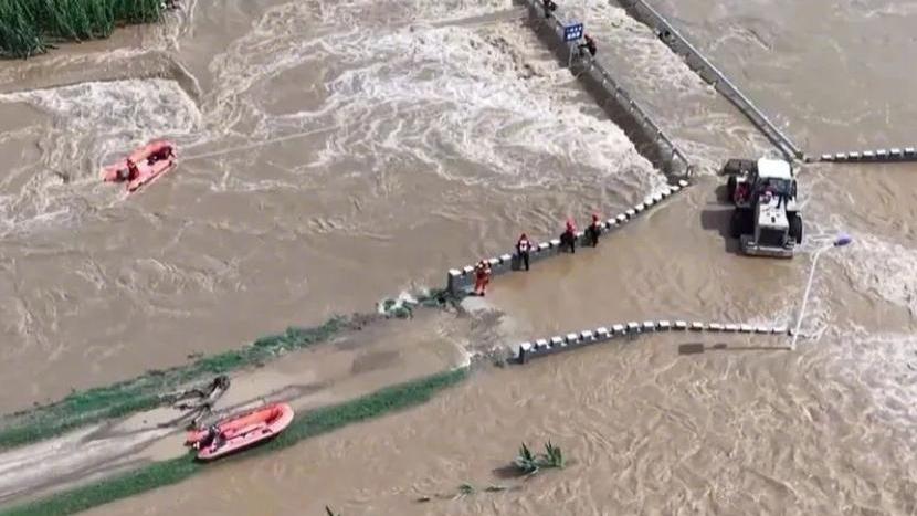 事發現場滾滾洪水。（圖/翻攝《央視網》）