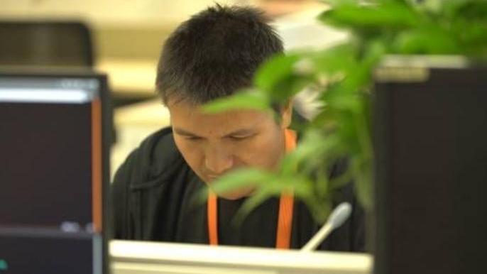 蔡景現寫程式時極度專注。（圖/翻攝《網易》）