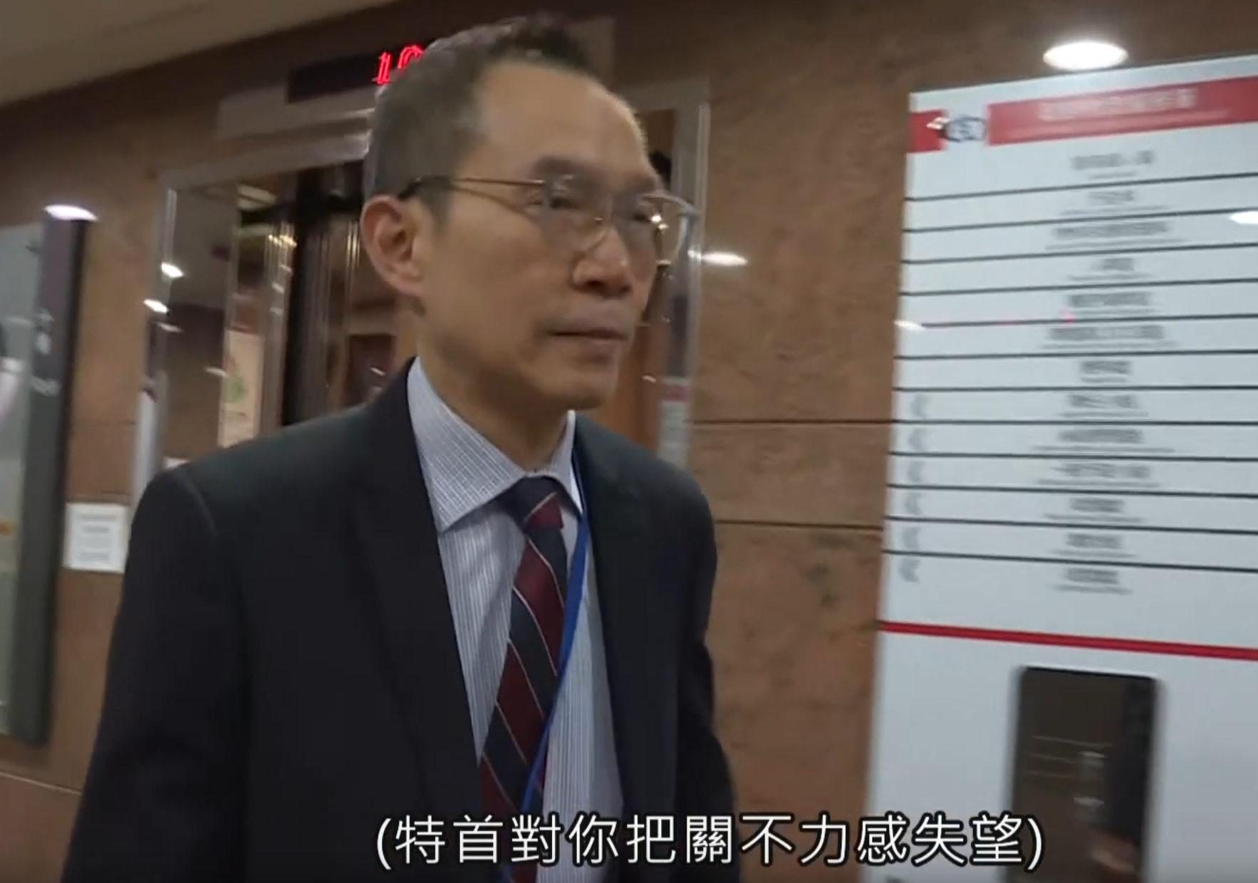 物流署署長陳嘉信上班前再被傳媒追訪，對於為何不採用評分制，以及如何看特首批評物流署把關不力，及會否引咎辭職，他僅稱「無補充，上星期已講過」。(now新聞台截圖)