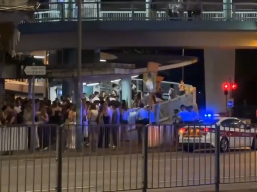  旺角塘尾道行人天橋周三深夜有數十人聚集，有市民感到可疑報警。警員接報到場調查證實為上址天橋底附近一間餐廳的顧客，他們於用膳後飲酒談天(Threads)