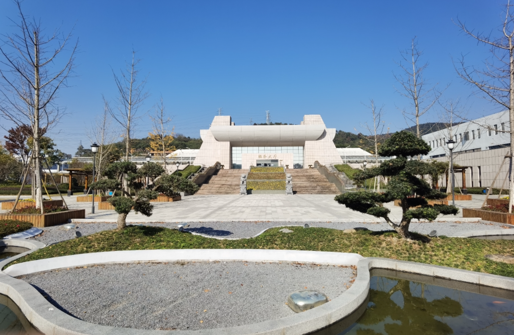 內地有網民於社交平台發帖，招募合夥人計劃在浙江省溫州市一間殯儀館內開咖啡店，引起網民熱議。