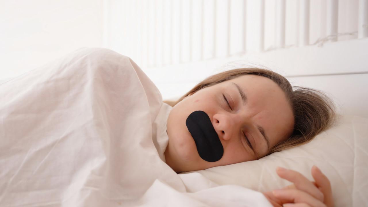 在嘴巴貼上膠帶，或者用帶子捆住下巴保持嘴巴閉合，在有鼻塞或鼻涕倒流的情況下，可能有嚴重的窒息風險。