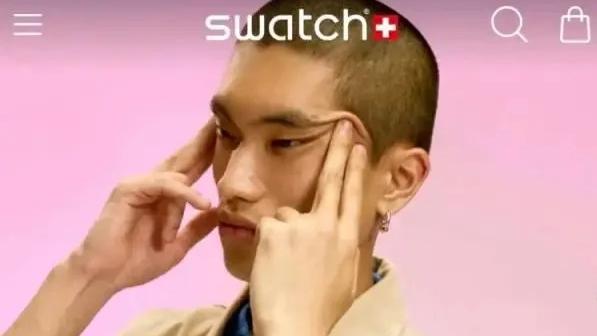 在Swatch最新宣傳照片中，亞裔面孔的男模特兒用雙手將兩眼眼角往上拉，被內地網民批評涉種族歧視。(互聯網)