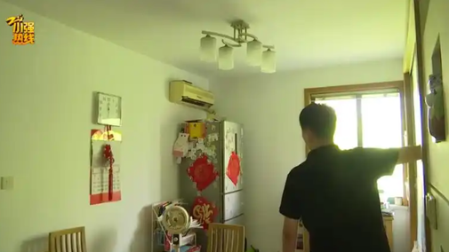 王先生稱在住家聽到奇怪噪音。（圖／翻攝「小強熱線」）