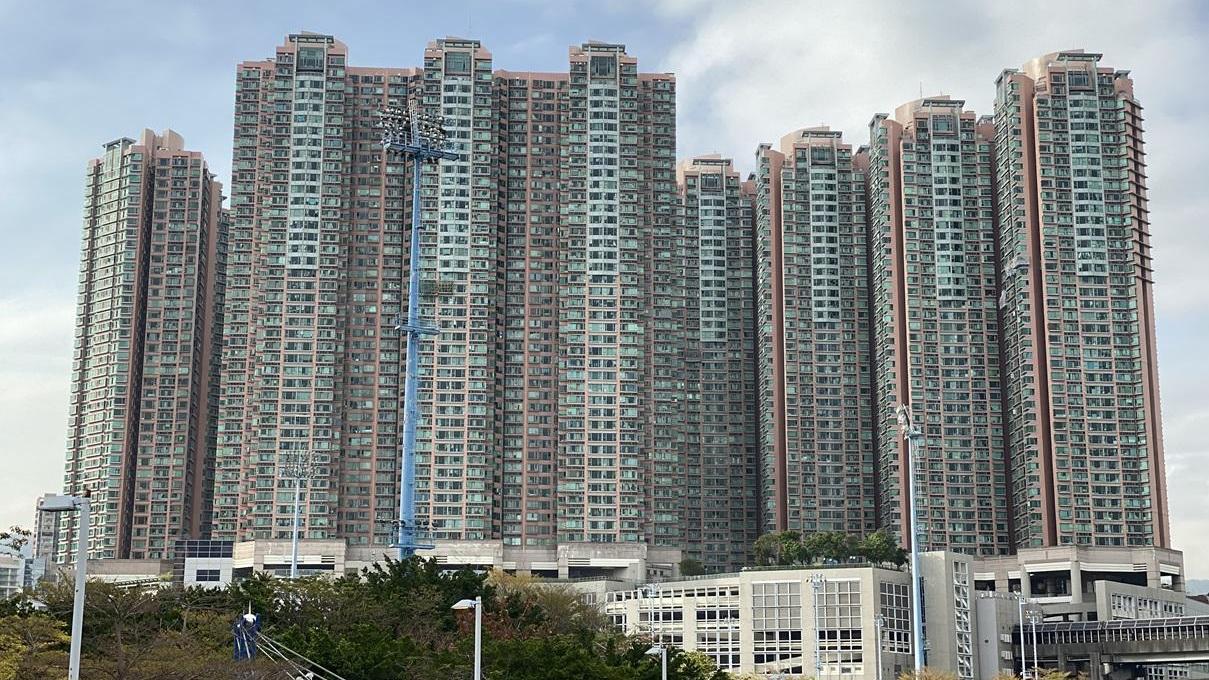 青衣鐵路上蓋屋苑盈翠半島，區內客斥1,165萬元入市海景套三房，長情原業主帳面勁賺743萬元。