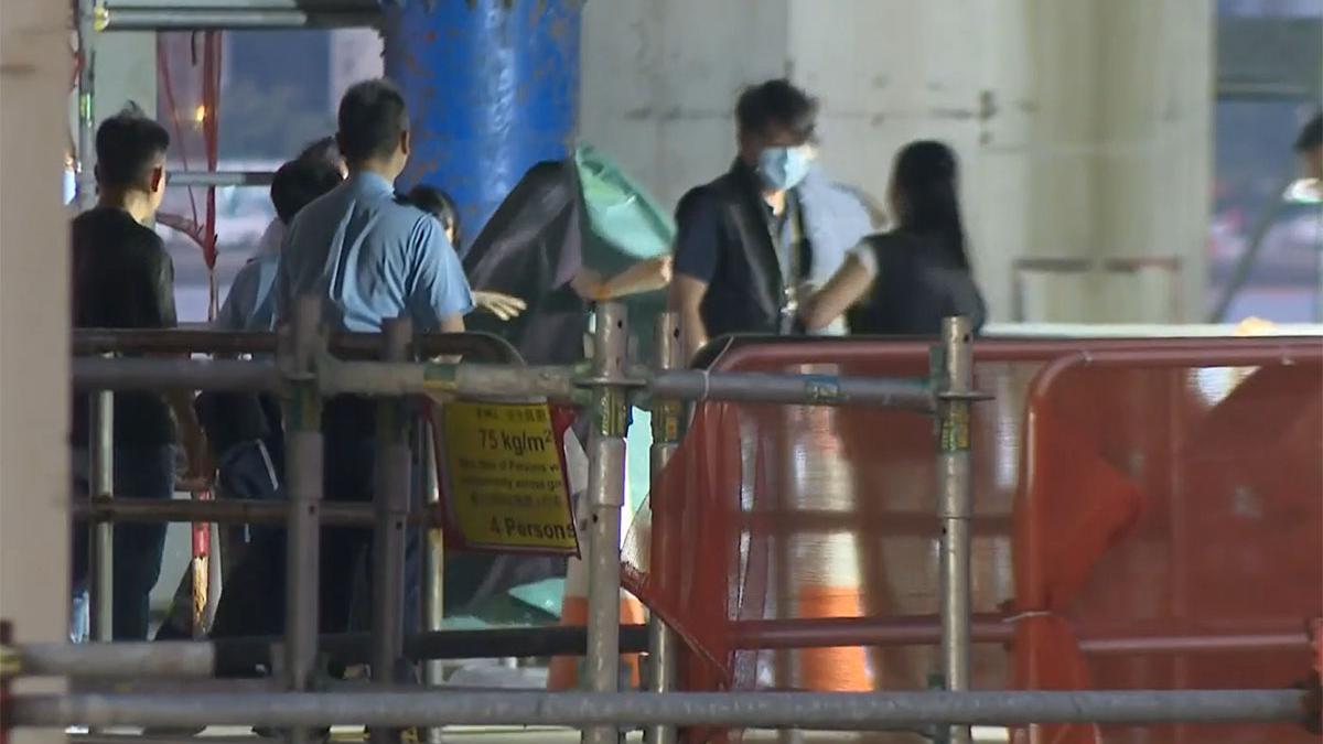 警員搭起帳篷覆蓋女嬰屍體。(電視截圖)