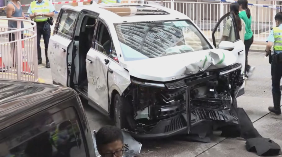 涉事中電電動私家車車頭嚴重損毀，現場是馬頭圍邨露天停車場。(now新聞畫面)