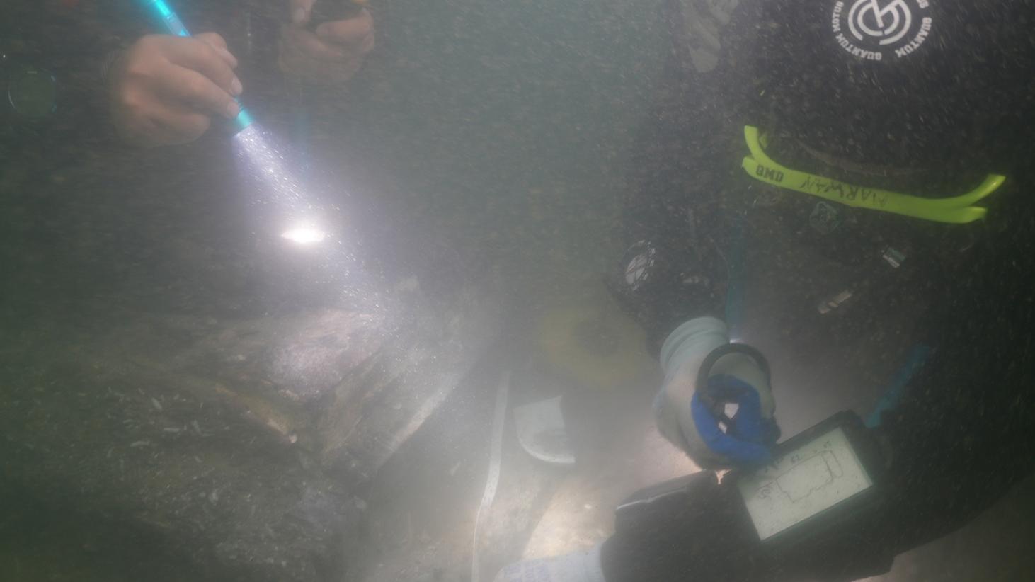 水下考古培訓班學員在水下進行考古測量與記錄