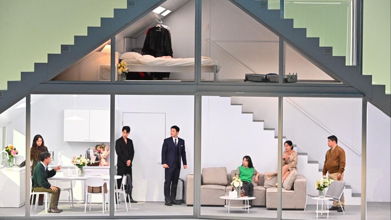 韓國巨星炮製《櫻桃園》，呈現華麗又脆弱的玻璃人生