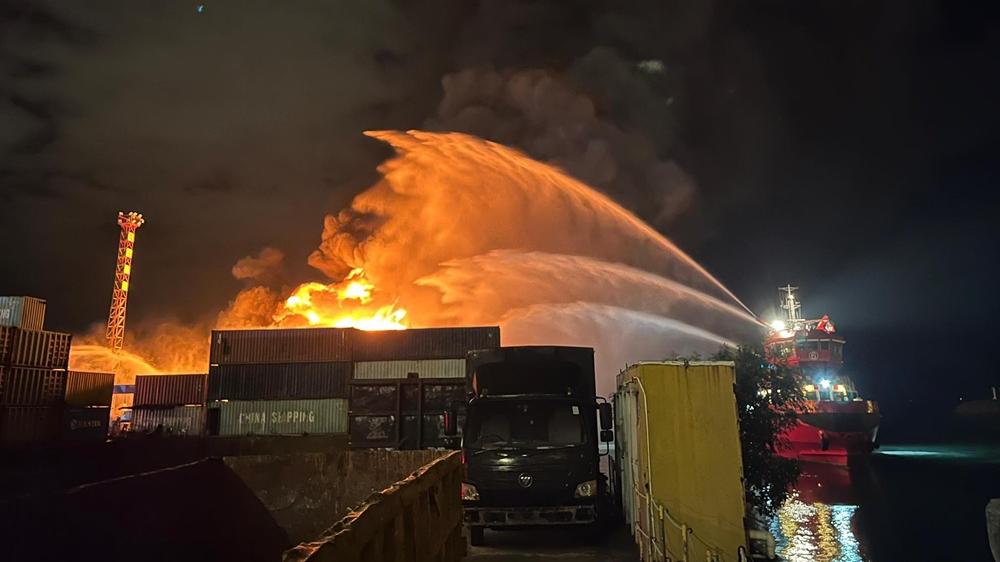 青衣回收場疑死灰復燃，回收廢料再起火。(FB/香港消防處)