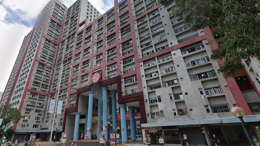 牛頭角玉蓮臺婦人遭搶金鏈iPhone，兒子制服疑犯揭為鄰居。(Google Map)