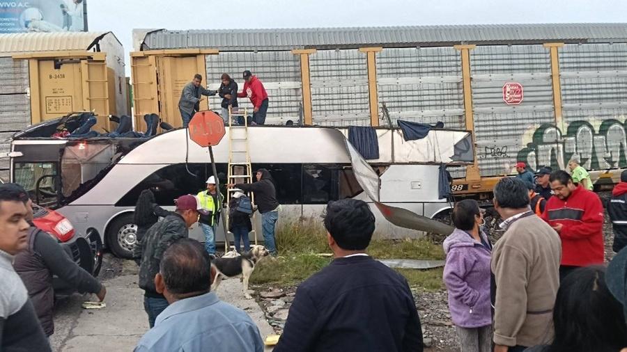 墨西哥貨運列車撞雙層巴士 巴士車頂全毀釀10死逾60傷(有片)