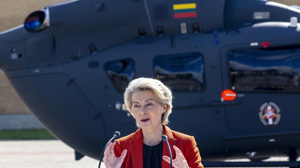 馮德萊恩專機導航系統疑遭俄羅斯干擾，飛行員靠紙本地圖成功降落。(AP)