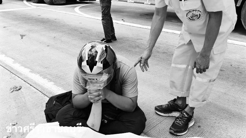 女子車禍慘遭大貨車輾斃，鐵騎男友屍旁執手痛哭。(FB)