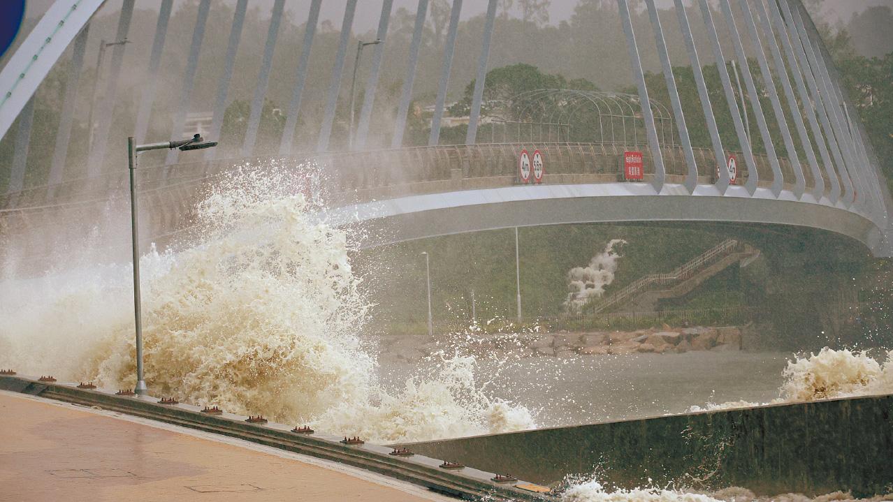 樺加沙超強掠港 十號波高懸11小時 風暴潮巨浪進擊沿岸