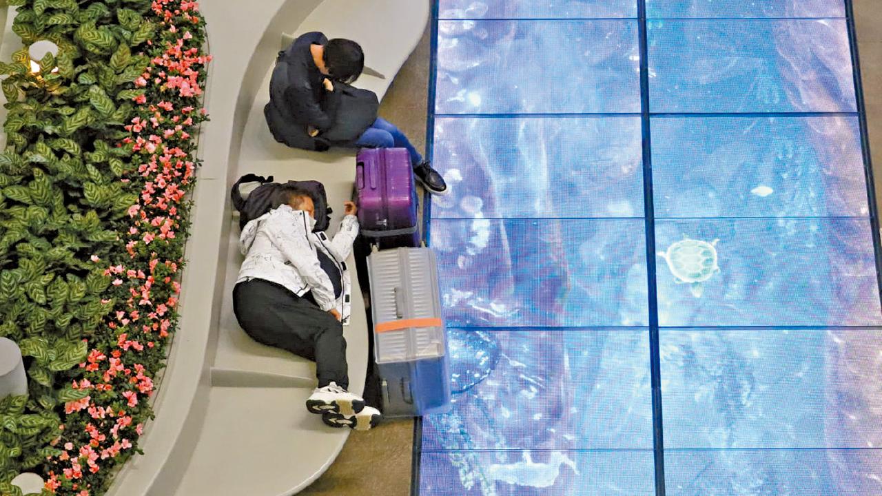 機場逾千航班停飛 今晨恢復 料需兩天疏導旅客