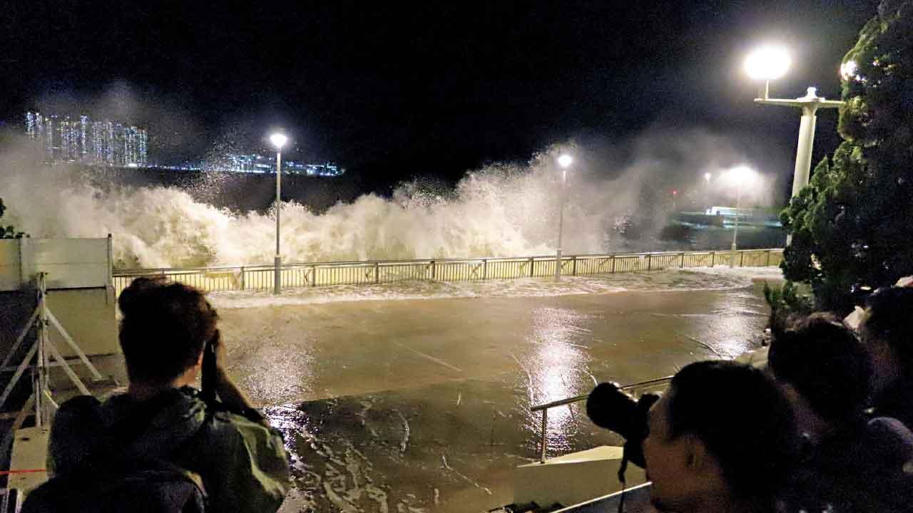 樺加沙襲港逐浪易生悲 八號風球下3人疑觀浪墮海