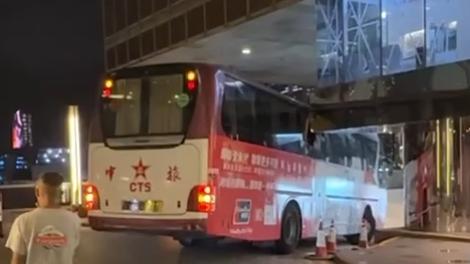 尖沙嘴發生驚險車禍。（fb「車cam L（香港群組）」圖片）