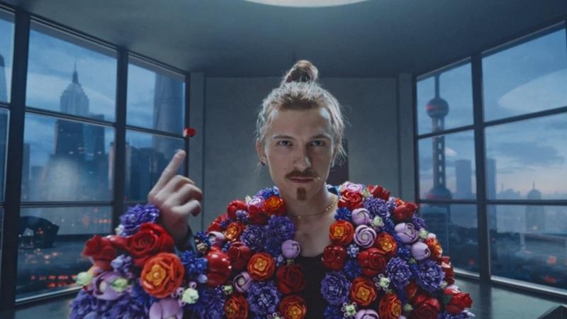 湯姆賀倫代言Lego 用積木化身百變造型(有片)