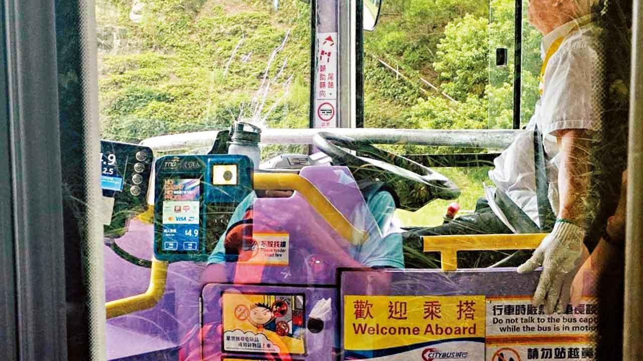 鐵支插穿城巴傷車長  運輸署︰非常關注事件