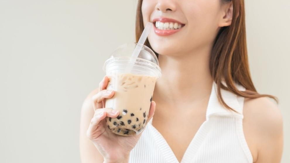 黃雅鈺營養師說明，飲品從製作完成、外送員取餐，再到顧客手中，其實已經過了一段時間。外送飲品如果不加冰，溫度落在攝氏60至70度，也就是「危險溫度帶」，適合許多細菌快速繁殖。