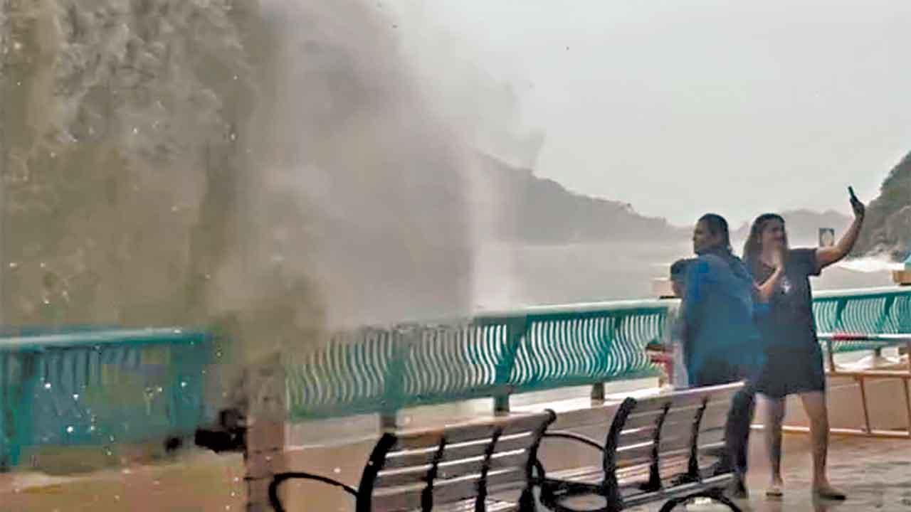 風暴下勿追風逐浪！母與友人帶童觀浪被捕涉疏忽照顧 鄧炳強稱研家長帶子女犯險是否違法