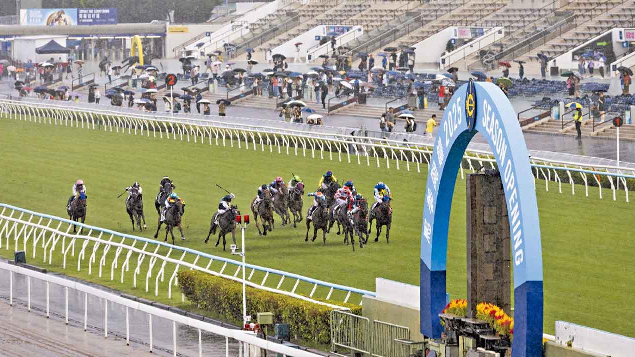 馬季開鑼遇打風逾4.3萬人入場  李家超冀進一步推賽馬旅遊