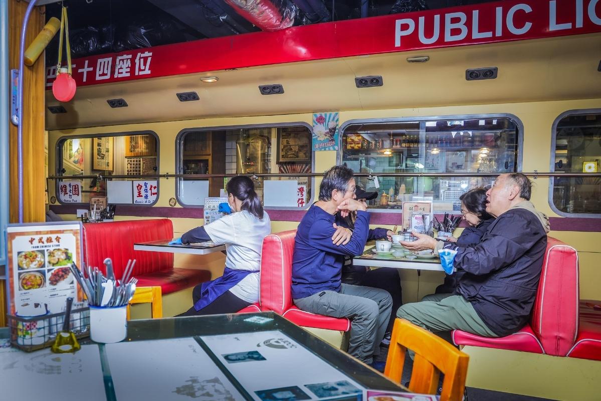 立法會最新一期《數據透視》顯示，去年全港共有17,667間餐飲店舖，但傳統餐飲行業近年面臨萎縮挑戰，在2014至2024年間，港式茶餐廳及中式餐館數量均下跌7%，分別減至2370間及2140間。(中通社資料圖片)
