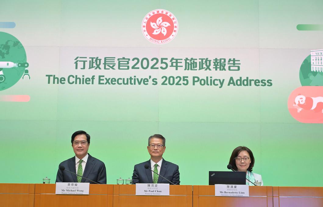 行政長官上周三發表新一份《施政報告》後，陳茂波和其他主要官員先後出席多場記者會闡述相關內容。(陳茂波網誌圖片)