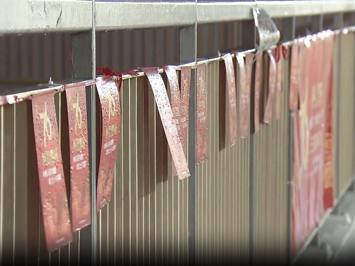 秀茂坪順利邨近百國慶宣傳品被撕毀，警列刑毀跟進。(now新聞截圖)