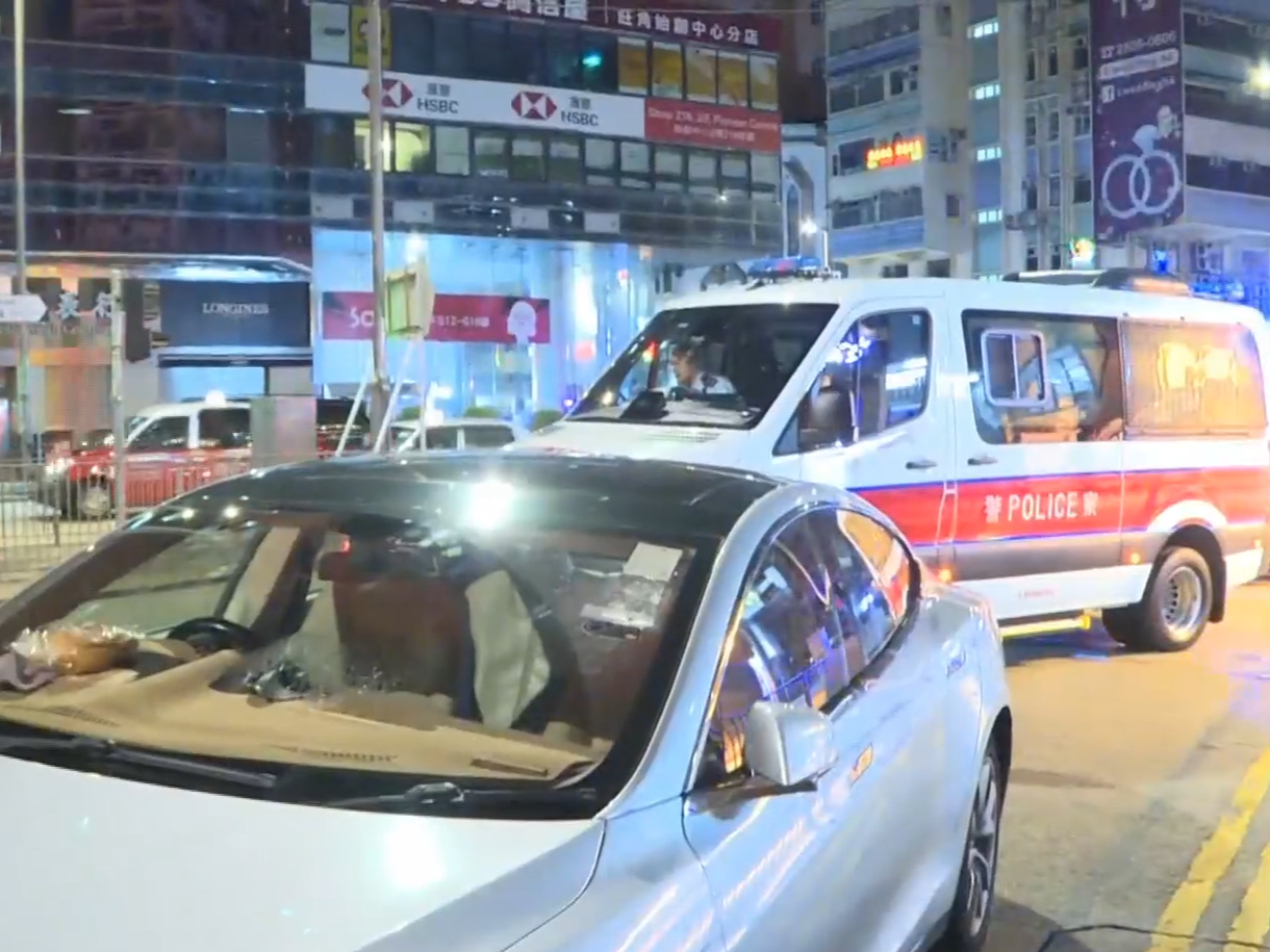 警彌敦道截可疑車上檢伸縮棍及3500元毒品，2男1女被捕。(有線新聞截圖)